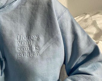 Geborduurde, gepersonaliseerde trui met aangepaste tekst in unisex maten voor dames en heren.