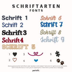 Eine Übersicht der Schriftarten für den Stick. Zusätzlich gibt es 6 Symbole, die gewählt werden können. Es gibt vier verschiedene Herzen, ein Puzzlestück und zwei Pfoten.
