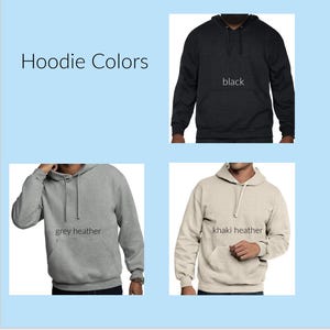 K&ouml;nnte beinhalten: Hoodie-Farben: Schwarz, Grau meliert, Khaki meliert. Nahaufnahme von drei Kapuzenpullovern in verschiedenen Farben.