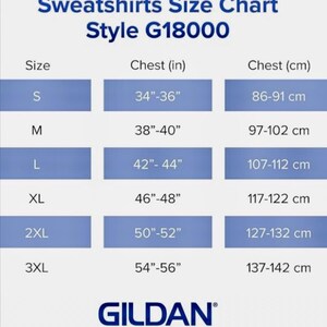 K&ouml;nnte beinhalten: Gr&ouml;&szlig;entabelle f&uuml;r Sweatshirts im Stil G18000, mit Brustumfang in Zoll und Zentimetern f&uuml;r die Gr&ouml;&szlig;en S, M, L, XL, 2XL und 3XL. Die Tabelle ist unten mit "GILDAN" beschriftet.