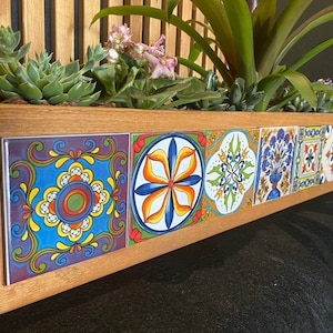 mexikanischer gefliester Blumentopf aus Holz