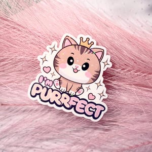 Niedlicher Katzen-Sticker „I'm PURRFECT“ – Kawaii Aufkleber mit Katze & Krone – süßer Vinyl-Sticker für Laptop, Handy, Planer