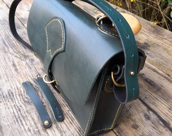 Kleine Umhängetasche / Crossbody / Pendeltasche mit Schultergurt und Fahrradbefestigung, aus vollnarbigem hellbraunem Leder