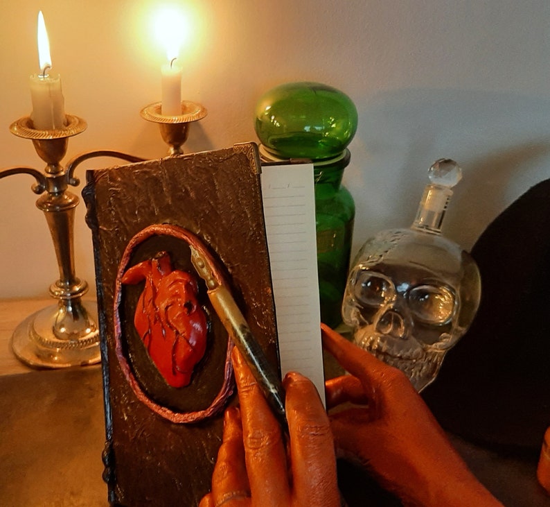 GRIMOIRE DE SORCIERE modèle cœur image 2