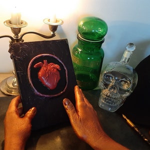 GRIMOIRE DE SORCIERE modèle cœur image 1