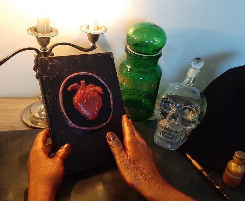 GRIMOIRE DE SORCIERE modèle cœur image 1