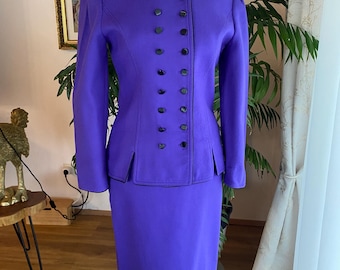 Vintage Louis Féraud lila kjolkostym – Skräddarsytt designerset med iögonfallande knappar