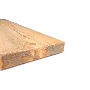 Peut inclure: Une &eacute;tag&egrave;re rectangulaire en bois non fini, de couleur brun clair naturel. Le grain du bois et les n&oelig;uds sont visibles, et les bords sont carr&eacute;s. L'&eacute;tag&egrave;re est pos&eacute;e sur un fond blanc.