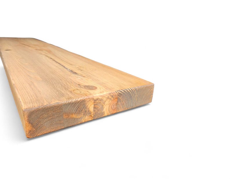 Peut inclure: Une &eacute;tag&egrave;re rectangulaire en bois non fini, de couleur brun clair naturel. Le grain du bois et les n&oelig;uds sont visibles, et les bords sont carr&eacute;s. L'&eacute;tag&egrave;re est pos&eacute;e sur un fond blanc.