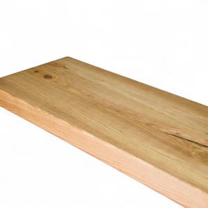 Peut inclure: Une &eacute;tag&egrave;re rectangulaire en bois avec un fini grain de bois naturel. L'&eacute;tag&egrave;re est brun clair avec des n&oelig;uds visibles et une fente dans le bois. Le bord de l'&eacute;tag&egrave;re est d'une teinte plus claire de brun. Cette &eacute;tag&egrave;re convient &agrave; la d&eacute;coration int&eacute;rieure.