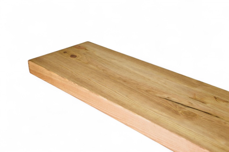 Peut inclure: Une &eacute;tag&egrave;re rectangulaire en bois avec un fini grain de bois naturel. L'&eacute;tag&egrave;re est brun clair avec des n&oelig;uds visibles et une fente dans le bois. Le bord de l'&eacute;tag&egrave;re est d'une teinte plus claire de brun. Cette &eacute;tag&egrave;re convient &agrave; la d&eacute;coration int&eacute;rieure.