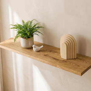 Ek svävande hylla – massiv ekhylla, rustik minimalistisk inredning, dolda konsoler, för badrum, kök, hängande hylla, Naturlig ek bild 3
