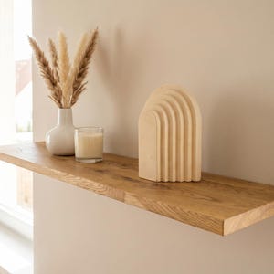 Ek svävande hylla – massiv ekhylla, rustik minimalistisk inredning, dolda konsoler, för badrum, kök, hängande hylla, Naturlig ek bild 2