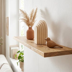 Ek svävande hylla – massiv ekhylla, rustik minimalistisk inredning, dolda konsoler, för badrum, kök, hängande hylla, Naturlig ek bild 7