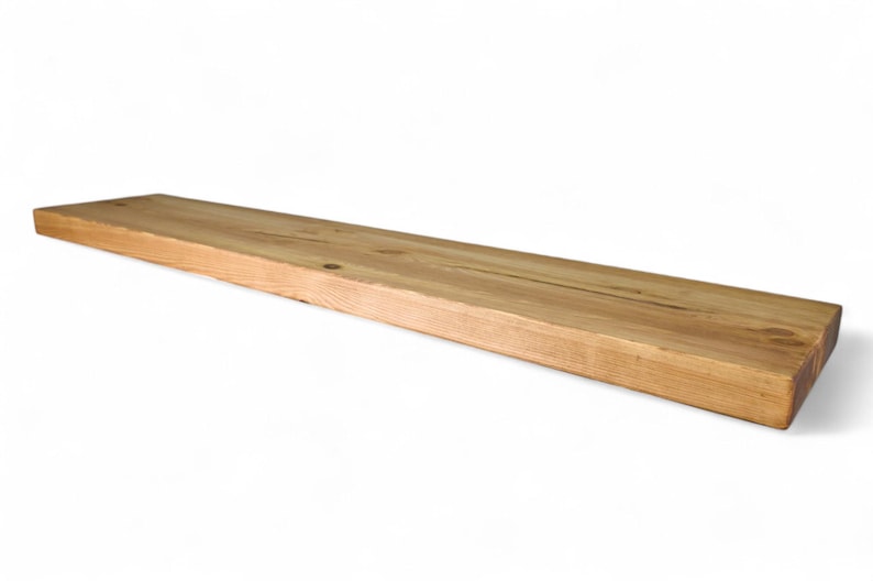 Peut inclure: Une &eacute;tag&egrave;re rectangulaire en bois non fini, d'environ 122 cm de long, avec un grain de bois naturel. L'&eacute;tag&egrave;re est brun clair et semble &ecirc;tre faite d'une seule pi&egrave;ce de bois. Les bords sont grossi&egrave;rement coup&eacute;s, ce qui lui donne un aspect rustique.