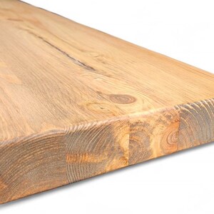 Peut inclure: Gros plan sur une planche de bois rectangulaire non finie. Le bois brun clair pr&eacute;sente des motifs de grain visibles, des n&oelig;uds et une texture naturelle. Les bords carr&eacute;s et l'aspect g&eacute;n&eacute;ral sugg&egrave;rent une esth&eacute;tique rustique ou r&eacute;cup&eacute;r&eacute;e.