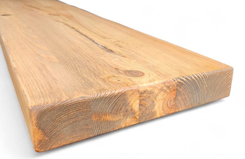 Peut inclure: Gros plan sur une planche de bois rectangulaire non finie. Le bois brun clair pr&eacute;sente des motifs de grain visibles, des n&oelig;uds et une texture naturelle. Les bords carr&eacute;s et l'aspect g&eacute;n&eacute;ral sugg&egrave;rent une esth&eacute;tique rustique ou r&eacute;cup&eacute;r&eacute;e.