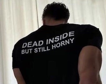 Dead innen, aber immer noch Horny Shirt, Männer Shirt, Geschenk für ihn, Geschenk für Freund, Unisex Shirt, Y2K Kleidung, trendiges Top, lustiges Shirt