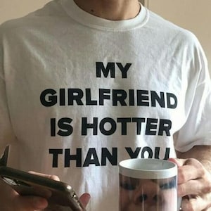 Moja dziewczyna jest gorętsza niż ty Komfortowa koszulka w kolorach, Zabawna koszulka dla chłopaka, Prezent dla chłopaka, Koszulka walentynkowa, Estetyczna koszulka, Streetwear