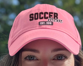 Gorra de béisbol de mamá de fútbol con año establecido, mamá deportiva personalizada, sombreros de apoyo de fútbol personalizados, sombrero de camionero del día del juego, regalo para mamá