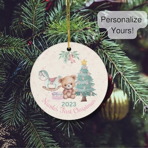 Rosa Bär Babys erste Weihnachtsverzierung, personalisierte Bär Weihnachtsverzierung, kundenspezifische erste Weihnachtsbaby-Verzierung, Bärnverzierung