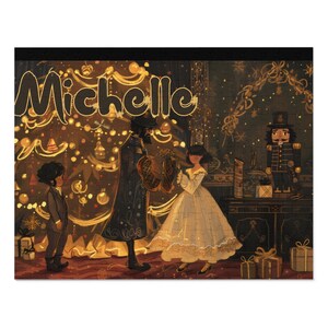 Peut inclure: Puzzle représentant une scène de Noël avec un sapin, des cadeaux et des personnages. Le mot "Michelle" est écrit en or. Un casse-noisette est sur une table. La scène se déroule dans une pièce.