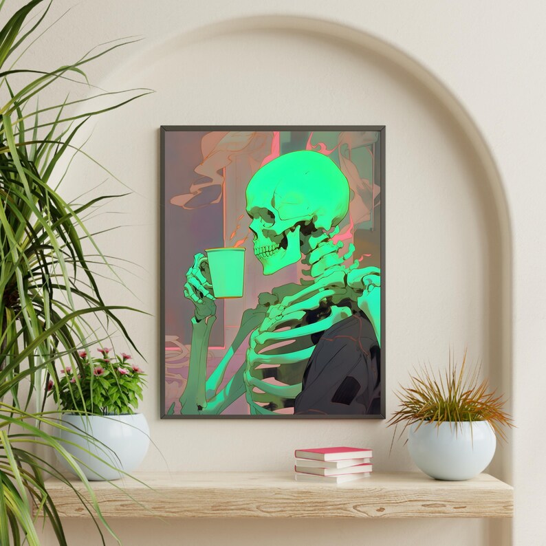 K&ouml;nnte beinhalten: Ein gr&uuml;nes Skelett mit einer schwarzen Jacke sitzt und h&auml;lt eine wei&szlig;e Kaffeetasse. Das Skelett befindet sich in einem gerahmten Bild mit einem bunten Hintergrund.