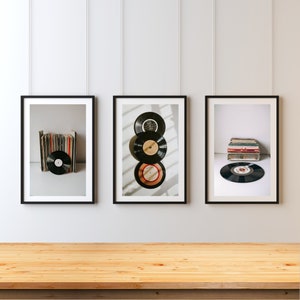 Schallplatten Wand Kunst 3er Set, Plattenspieler Druck Geschenk für Musikliebhaber, Raum Dekor druckbare Wandkunst, Schwarzweiß Fotografie, AI GENERATED