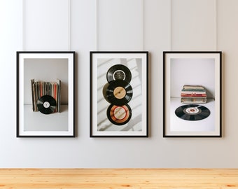 Schallplatten Wand Kunst 3er Set, Plattenspieler Druck Geschenk für Musikliebhaber, Raum Dekor druckbare Wandkunst, Schwarzweiß Fotografie, AI GENERATED