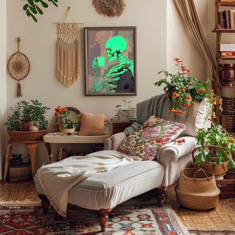 K&ouml;nnte beinhalten: Ein gr&uuml;nes Skelett h&auml;lt eine Tasse Kaffee in einem Wohnzimmer mit einer Chaiselongue, Pflanzen und einer Wandteppich.
