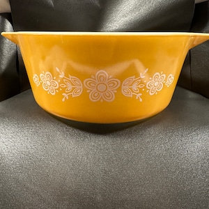Vintage Pyrex Butterfly Gold 2 1/2 Quart Round Casserole Dish