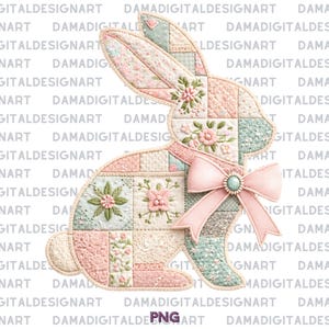 Può includere: Illustrazione di un coniglietto patchwork dai colori pastello. Il coniglietto è composto da quadrati di tessuto rosa, blu e crema, con dettagli di ricamo floreale. Un fiocco rosa con un centro turchese adorna il suo collo, creando un tema pasquale.