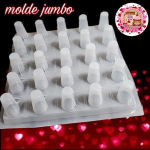 Może przedstawiać: Przezroczysta plastikowa forma z wieloma wgłębieniami w kształcie stożka. Forma jest oznaczona napisem "molde jumbo" w czerwonym skrypcie. Okrągłe logo z tekstem i grafiką babeczki znajduje się w prawym górnym rogu. Tło to gradient czerwieni i czerni z kształtami serc.