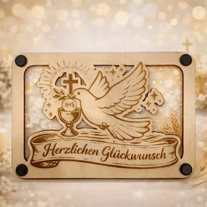 Może przedstawiać: Drewniana tablica z wycinanym laserowo wzorem przedstawiającym gołębia, krzyż i kielich. Na tablicy znajduje się napis "Herzlichen Glückwunsch" wygrawerowany na bannerze. Tło obejmuje świece i kompozycje kwiatowe.