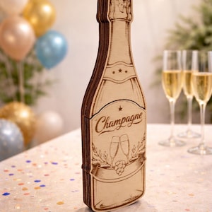 Könnte beinhalten: Dekoration in Form einer Holz-Champagnerflasche mit dem Wort "Champagne" in Schreibschrift. Das Design umfasst zwei Champagnergläser, Sterne und eine Traube. Der Hintergrund zeigt Luftballons und Champagnergläser.