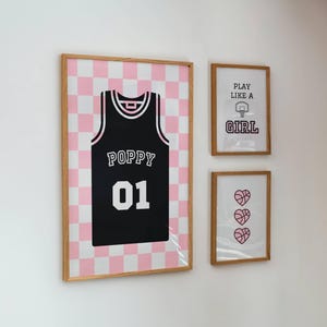 Impresiones personalizadas de baloncesto para niña: Conjunto de arte mural con camisetas personalizadas (descarga digital)