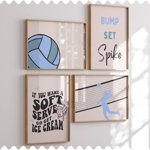 Può includere: Quattro stampe incorniciate con un tema di pallavolo. La stampa in alto a sinistra presenta una pallavolo blu. La stampa in alto a destra contiene le parole "Bump Set Spike" in blu. La stampa in basso a sinistra contiene le parole "If you want a soft serve go get ice cream" in nero. La stampa in basso a destra mostra un giocatore di pallavolo che schiaccia la palla sopra una rete.