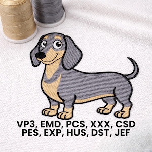 Può includere: Toppa ricamata con cane bassotto grigio e beige con espressione sorridente. La toppa è su sfondo bianco con due rocchetti di filo. Il testo in basso recita: VP3, EMD, PCS, XXX, CSD, PES, EXP, HUS, DST, JEF.