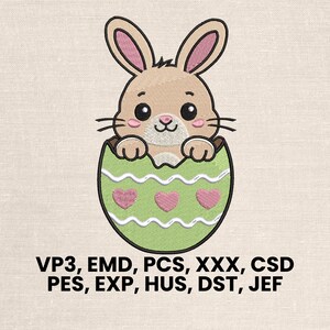 Può includere: Un ricamo raffigurante un coniglietto marrone che sbuca da un uovo di Pasqua verde decorato con cuori rosa. Il coniglietto ha l'interno delle orecchie rosa e un muso bianco. Il testo "VP3, EMD, PCS, XXX, CSD, PES, EXP, HUS, DST, JEF" è in basso.
