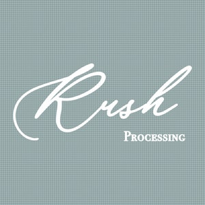 Op de afbeelding: Witte cursieve tekst op een blauwe achtergrond met de tekst "Rush Processing".