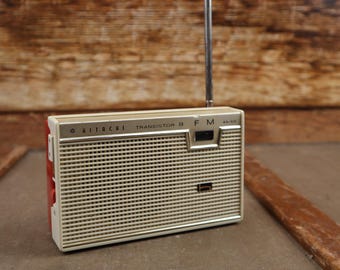 Retro Radio Transistor - Hitachi KH-915 plastic transistor portable radio w/FM, 9 transistors