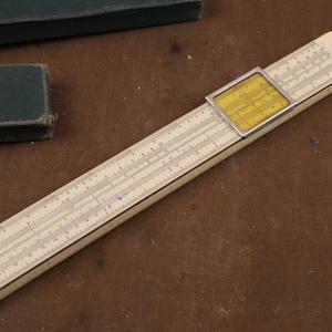 Righello logaritmico, vecchio righello logaritmico dell'URSS, calcolatrice analogica URSS, righello logaritmico in legno, mappa dello strumento architetto