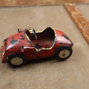 子供のおもちゃ、赤い金属製の車、手作りの赤い記念車