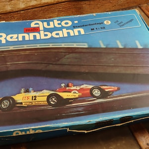 2 つのカートと 1 つのトラックを備えたレトロ ゲーム、DDR Design Prefo Spielzeug Auto Rennbahn