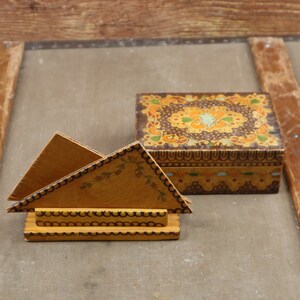Holzbox mit handgemachter Gravur und Serviettenhalter aus Holz
