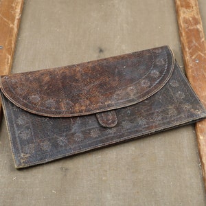 Bolso de mujer de piel -cartera muy grande con adornos.