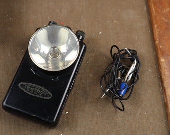 Oude "Testboy" zaklamp D.B. G.M. Platte batterijlamp. Zaklamp - Vintage zaklamp - Collectible zaklamp