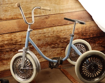 1970年代ソ連のヴィンテージ子供用自転車：レッドメタリックのレトロ