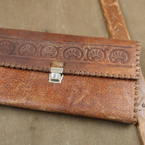 Bolso de mujer de piel -cartera muy grande con adornos.