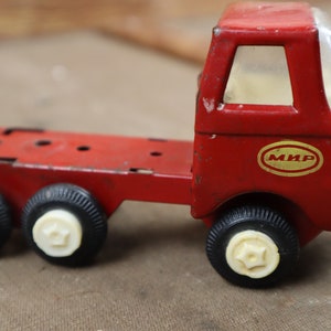 Kleine vrachtwagen Een speelgoed, vintage model, modelvrachtwagen, speelgoedvrachtwagen, vintage speelgoed, speelgoedvrachtwagen, metalen speelgoed, rode tractor!